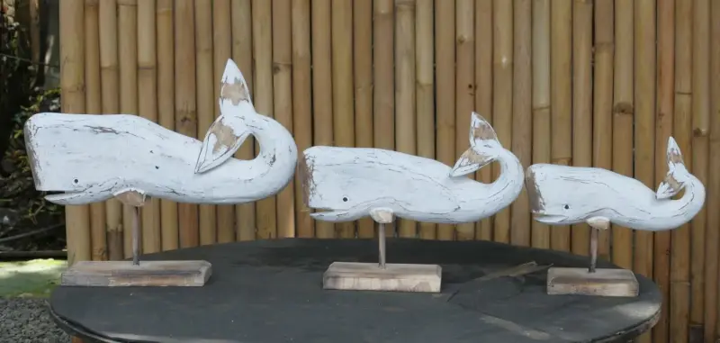 Product image 5 of the product “Whale on a stand, wood in white. Set of 3; Size L: 47x15x38cm H, Size M:38x13x30cm H, Size S: 28x10x26cm H. ”